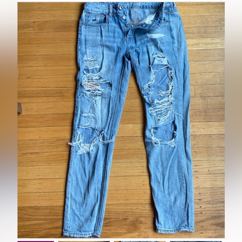 Women’s American Eagle Tomgirl ripped jean size 2. Light wash denim.